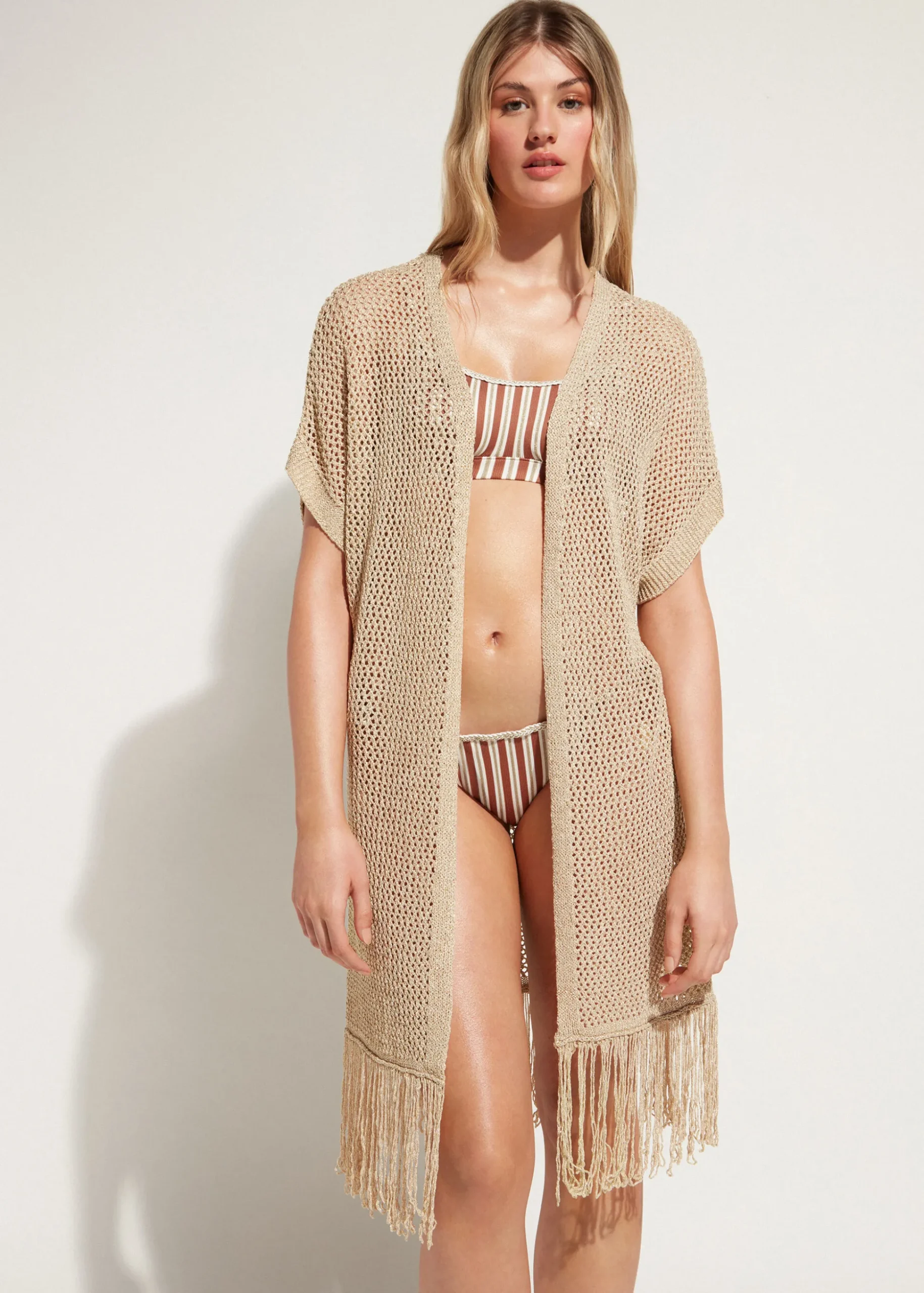 Gilet En Filet Dore Avec Franges