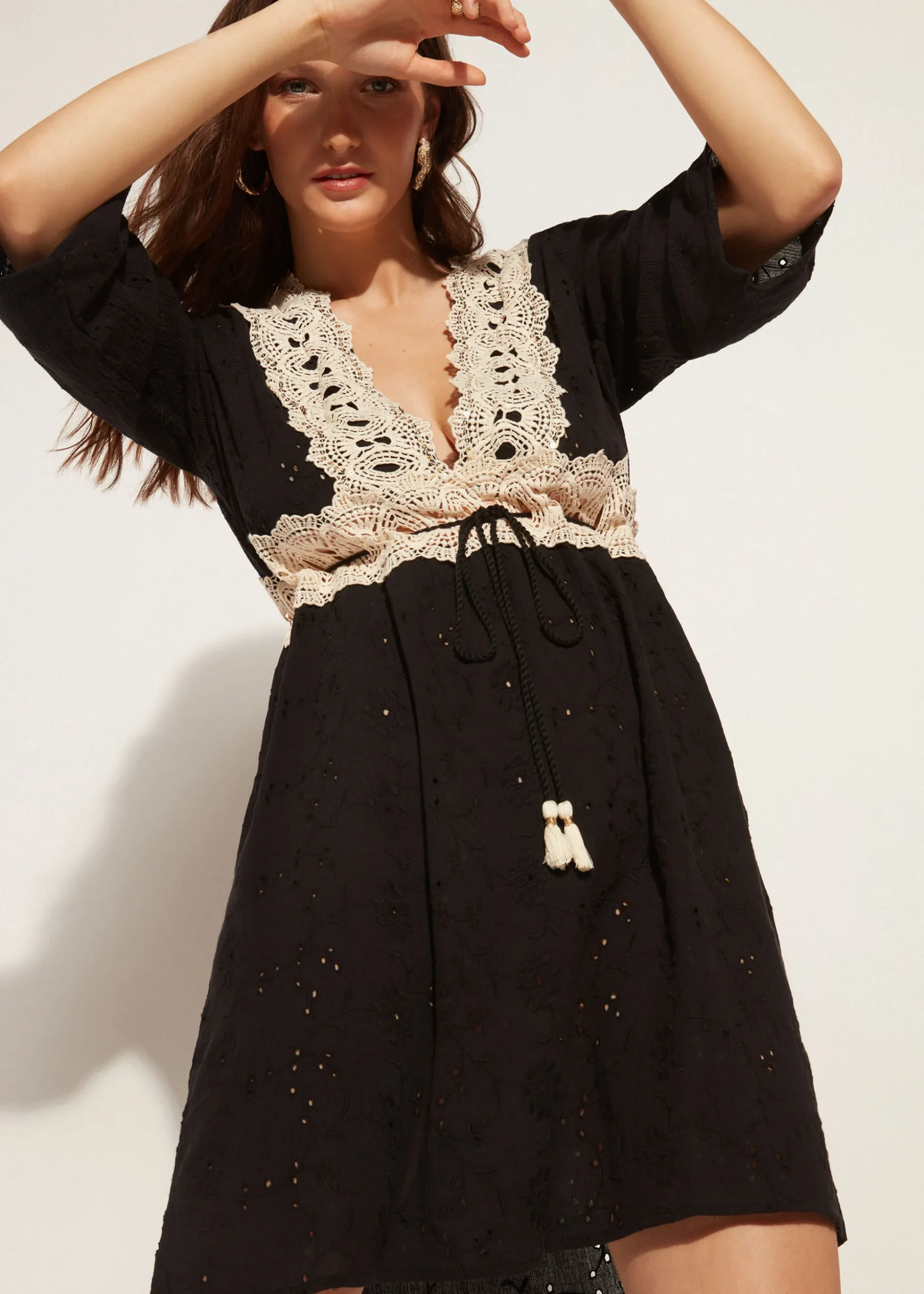 Robe En Dentelle Anglaise Avec Paillettes