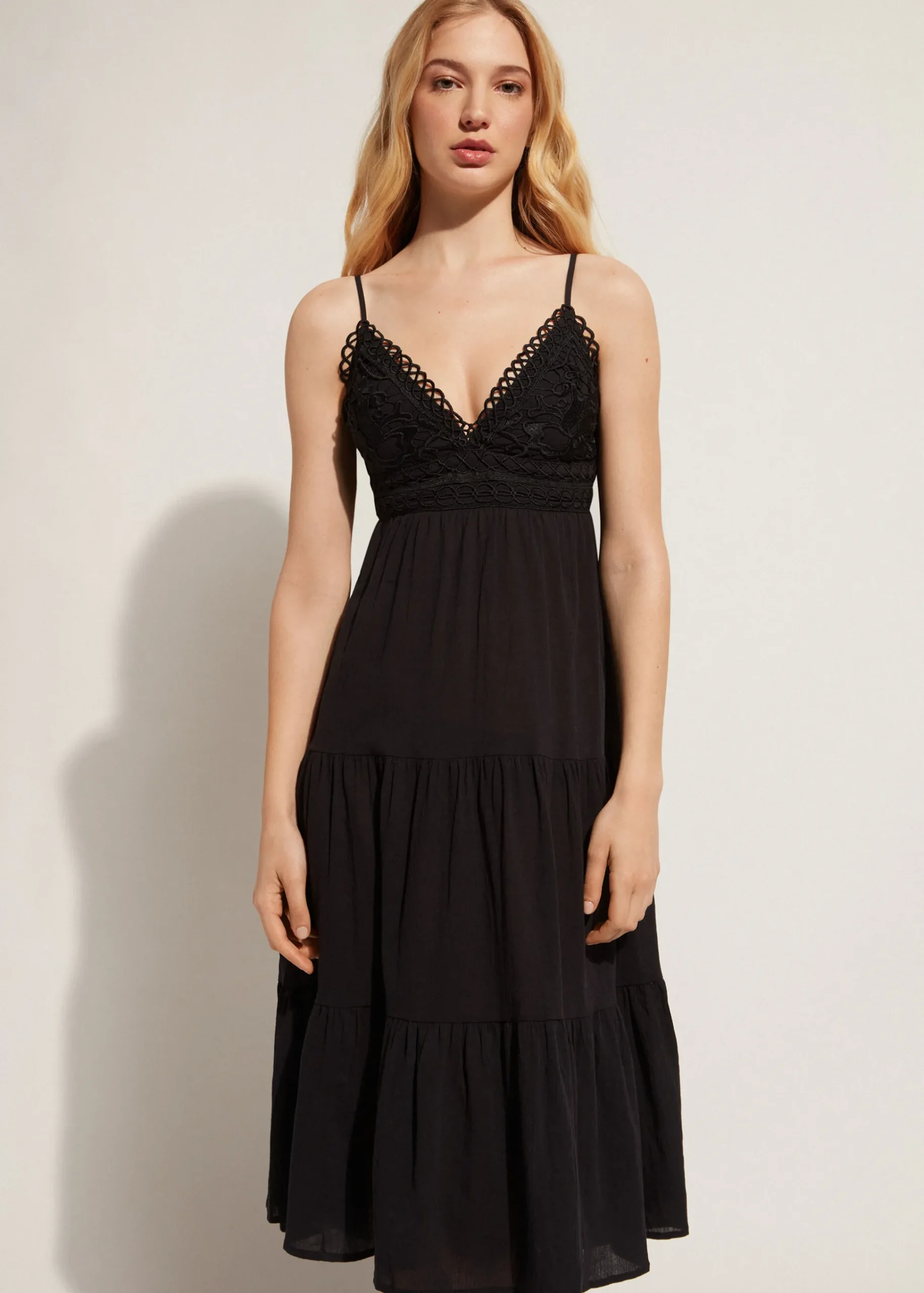 Robe Mi-Longue En Dentelle Macrame Et Jupe Volantee